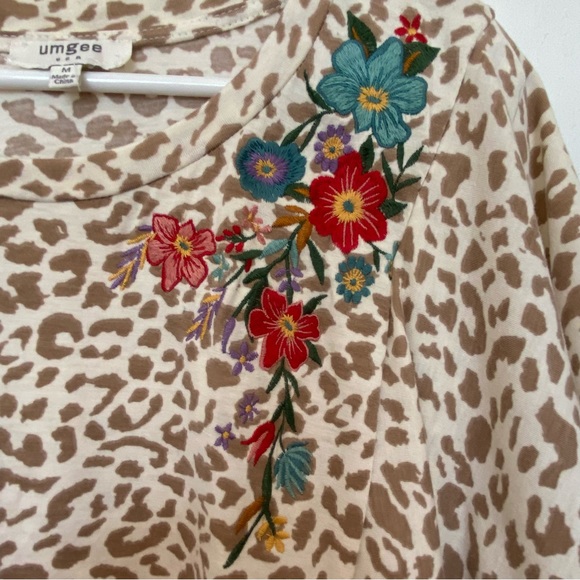 Umgee Leopard Blouse with Floral Embroidery Women’s Size Medium - Picture 4 of 9